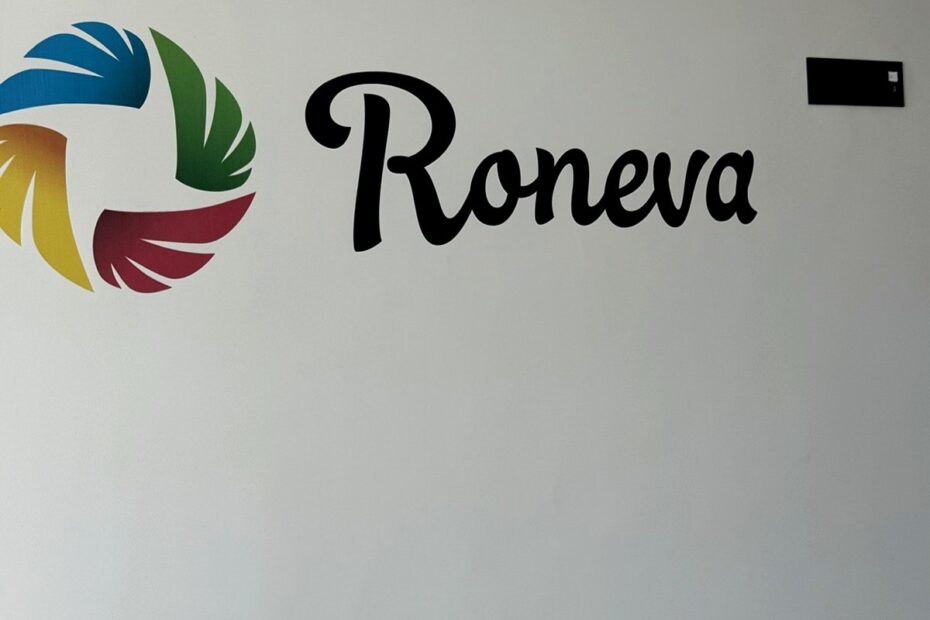 Фирмено лого Roneva, отпечатано върху стена